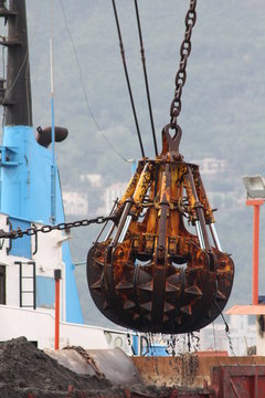 dragaggio escavazione in porto di mare da barca
