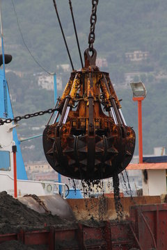 dragaggio escavazione in porto di mare da barca