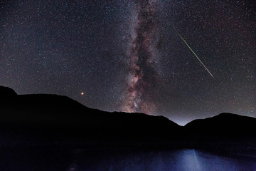 秋田駒ケ岳阿弥陀池よりの天の川と流れ星