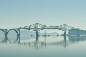 Obraz premium A bridge over the Coos River bay at its mouth next to the Oregon Dunes