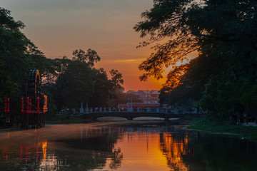 Obraz premium Sunset on the river in Siem Reap 
