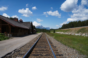 Fototapeta na wymiar バンフ国立公園のレイクルイーズ駅舎と線路
