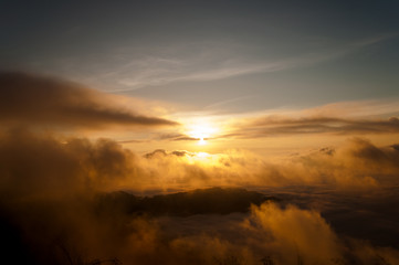 Der Sonnenaufgang über den Wolken in Phu Chi Fa - Thailand