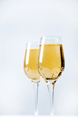 two wine glasses with a garland on a table