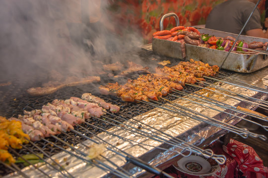 Puesto de brochetas o pinchos morunos a la brasa con humo
