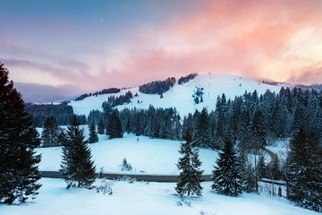 Fototapeta na wymiar Sudelfeld im Winter, Sonnenuntergang und Schneekanonen, Bayern