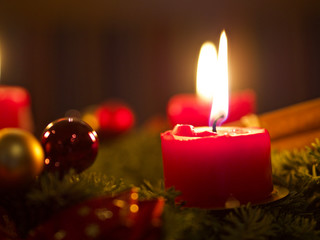 Leuchtende Kerzen auf einem Adventkranz