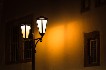 Stra&szlig;enlampe am Abend vor Hauswand