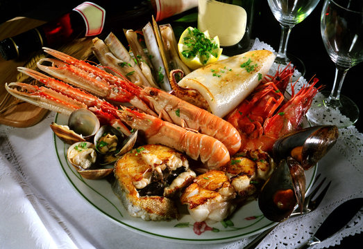 Plato con una parrillada de pescado y marisco. 