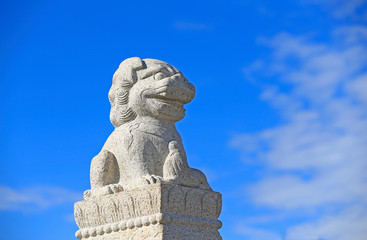 Fototapeta na wymiar A stone lion on a stone bridge in ancient China