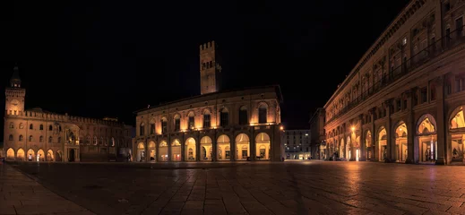 Selbstklebende Fototapeten Bologna square at night © Leopoldo