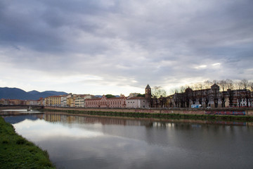 Obraz premium вид на здания, на противоположном берегу реки Арно. Пиза, Италия, декабрь 2018