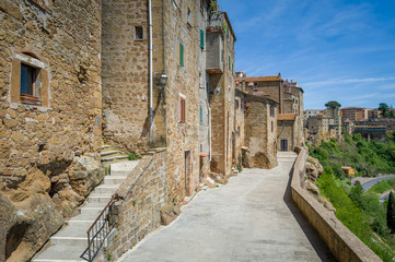 Fototapeta na wymiar Old Pitigliano village in the fortress houses
