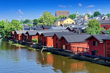 Fototapeta premium Altstadt Porvoo am Fluss Porvoonjoki, Finnland