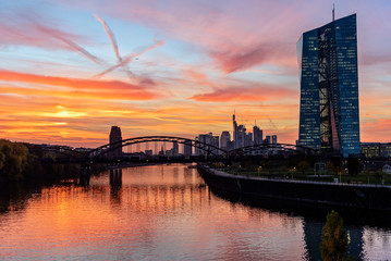Obraz premium Europäische Zentralbank mit Frankfurter Skyline im Sonnenuntergang