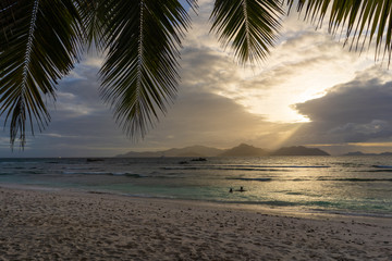 Coucher de soleil sur La Digue, Seychelles
