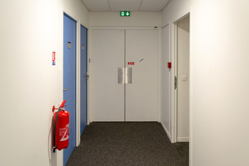 Couloir avec sortie de secours