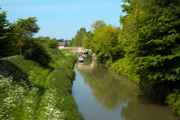 Fototapeta premium A peaceful stretch of the Kennet and Avon Canal as it passes through Devizes town, Wiltshire, England, UK
