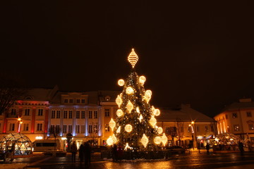 Fototapeta premium Vilnius, Lithuania 12-24-2018: 2018 years Christmas tree In Vilnius, Rotuses square, Lithuania