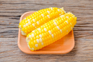The steamed corn of the pearl corn is distinguished by the yellow and white kernels.