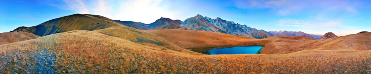 Naklejka premium panorama of the lake high in the mountains in the fall at sunset