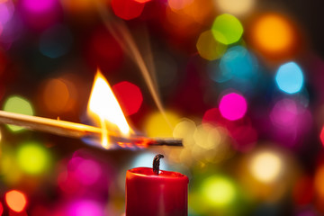 Kerze anzünden, weihnachtszeit, Brandgefahr, offenes Feuer docht anzünden, rote kerze,...
