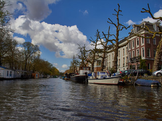 Fototapeta premium Amsterdam photos jn canal with white clouds
