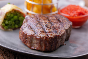 gegrilltes Steak mit Pommes frites