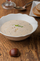 Portion eine Kastaniensuppe in einer Schüssel