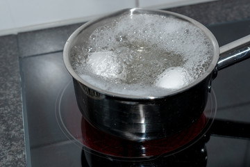 Eier im Wasser kochen