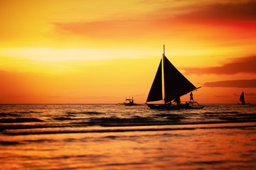 Obraz na płótnie Canvas Boat in the sea on sunset