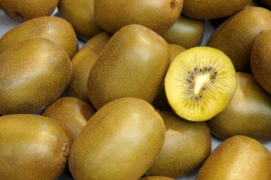 yellow kiwi fruit on the market. Golden kiwi fruit. many yellow kiwi fruit 