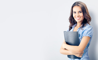 Naklejka premium Businesswoman with black folder, on grey