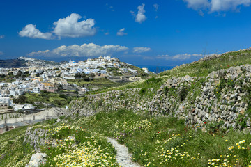 Fototapeta na wymiar Blick auf Pyrgos auf Santorini in Griechenland
