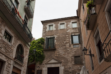 Fototapeta na wymiar Old buildings in the narrow streets