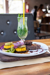 Carne al horno rellena con verduras y limonada de menta con jengibre
