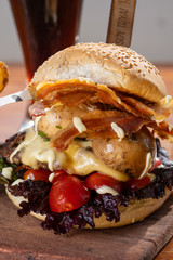 Hamburguesa con tomate cherry y hongos