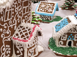 Gingerbread houses with glaze at the Christmas market. New year sweets, holiday mood