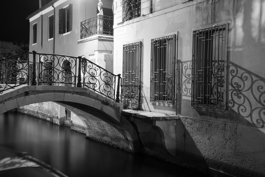 Fototapeta Night view Ponte Giustinian, on the Rio de San Vidal. Campiello Giustinian - Campo San Vidal. Venice, Italy. Stone bridge  brick and stone structure, wrought iron balustrades. Black and white photos