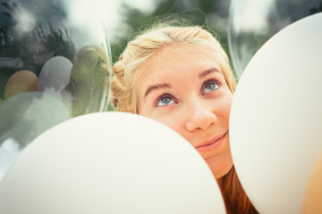Naklejka premium portrait of young girl with balloons on nature background