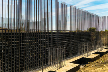 Reinforcing cage with joining longitudinal and transverse reinforcement. Shielded steel formwork for the construction of reinforced concrete monolithic structures.