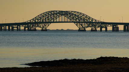 Obraz premium Bay Bridge with Yellow Sky at Sunset