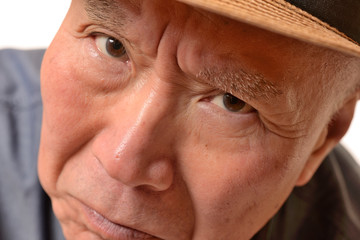 激怒する日本人シニアの顔