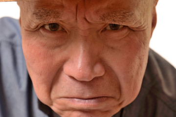 激怒する日本人シニアの顔