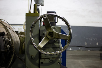 Steering wheel of management of corner of work of extruder..