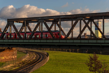 Brücke mit Zug 