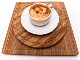 café sur planche de bois ronde et carré