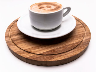 tasse de café déposé sur une planche ronde
