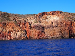 Fototapeta na wymiar red rock with blue sky and sea