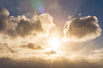 太陽と雲　青空　薄明光線　夕日